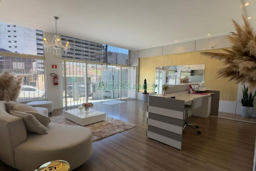 Loja Mobiliada com 298m², 1 vaga, no bairro Centro em Caxias do Sul para Comprar