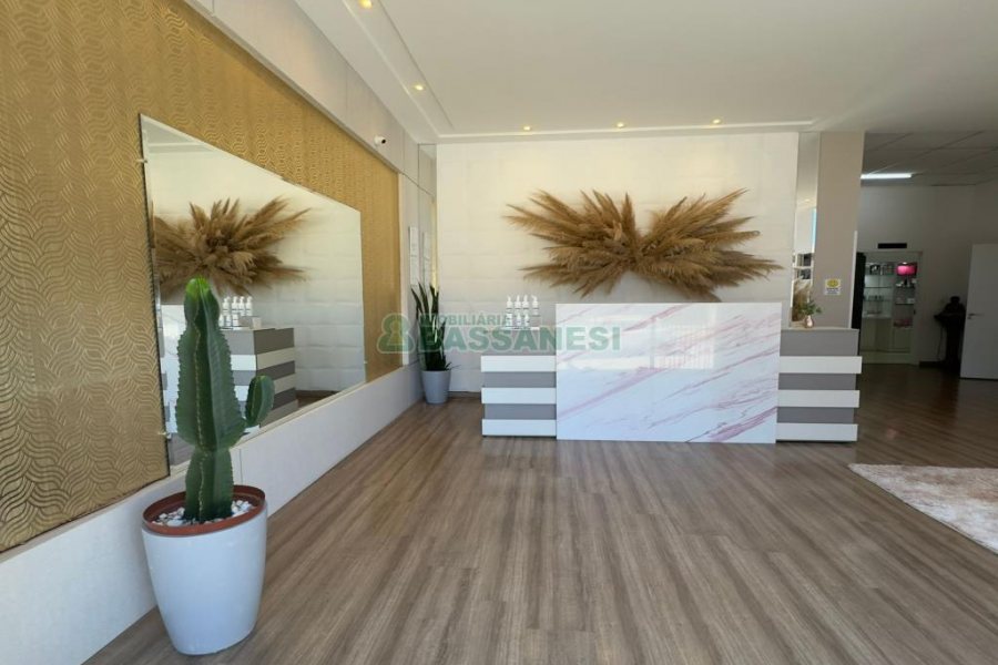 Loja Mobiliada com 298m², 1 vaga, no bairro Centro em Caxias do Sul para Comprar
