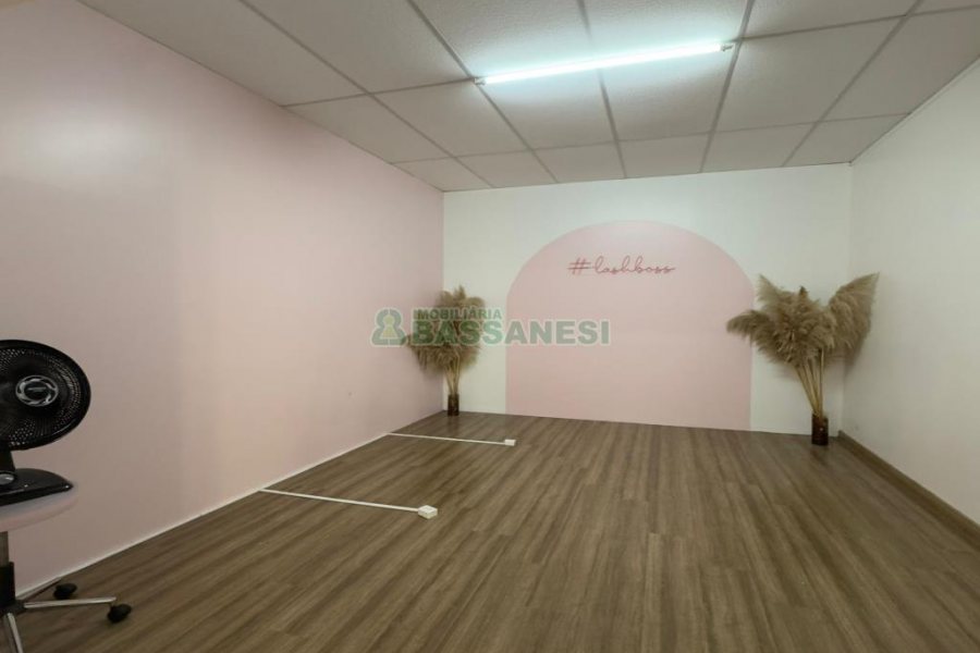 Loja Mobiliada com 298m², 1 vaga, no bairro Centro em Caxias do Sul para Comprar