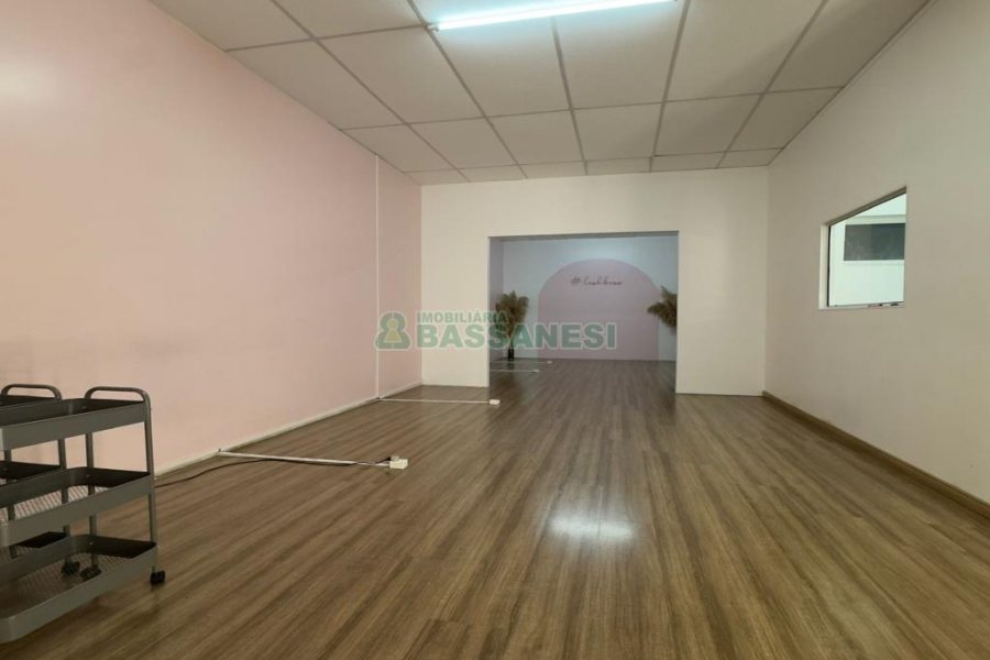 Loja Mobiliada com 298m², 1 vaga, no bairro Centro em Caxias do Sul para Comprar