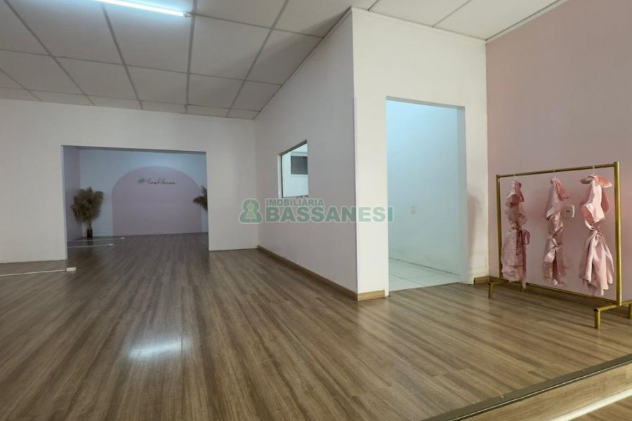 Loja Mobiliada com 298m², 1 vaga, no bairro Centro em Caxias do Sul para Comprar