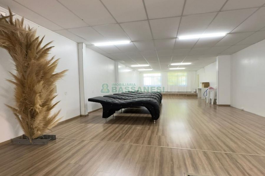 Loja Mobiliada com 298m², 1 vaga, no bairro Centro em Caxias do Sul para Comprar