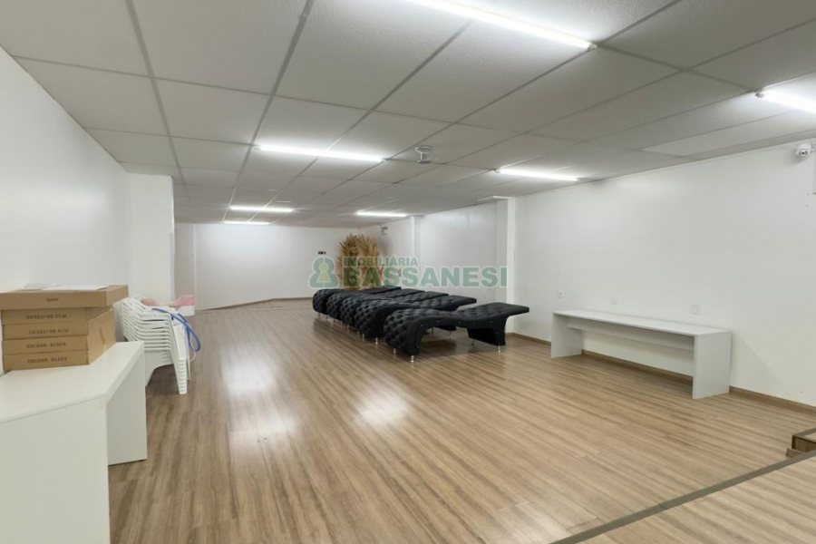 Loja Mobiliada com 298m², 1 vaga, no bairro Centro em Caxias do Sul para Comprar