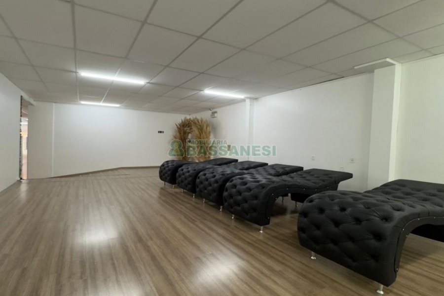 Loja Mobiliada com 298m², 1 vaga, no bairro Centro em Caxias do Sul para Comprar