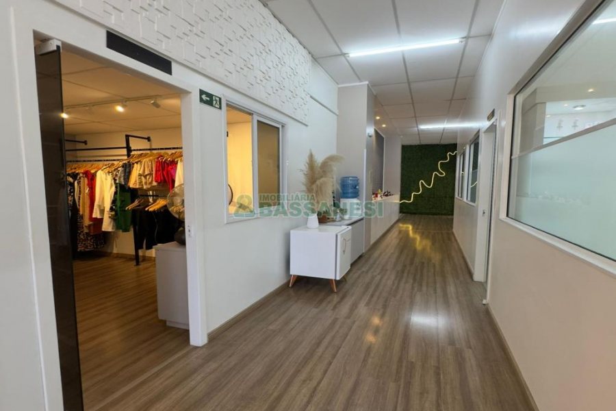 Loja Mobiliada com 298m², 1 vaga, no bairro Centro em Caxias do Sul para Comprar