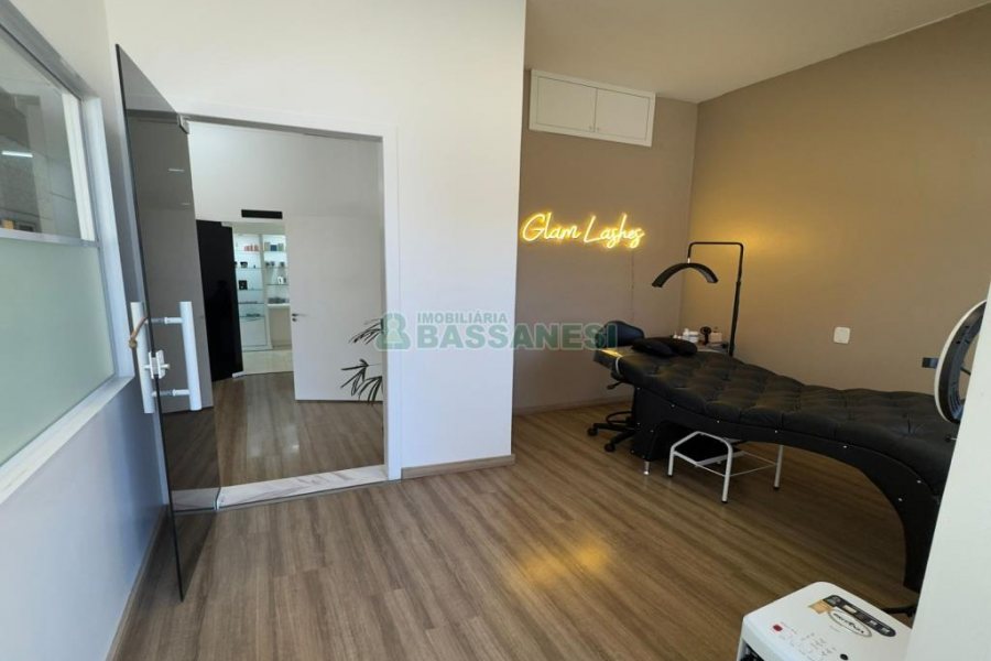 Loja Mobiliada com 298m², 1 vaga, no bairro Centro em Caxias do Sul para Comprar