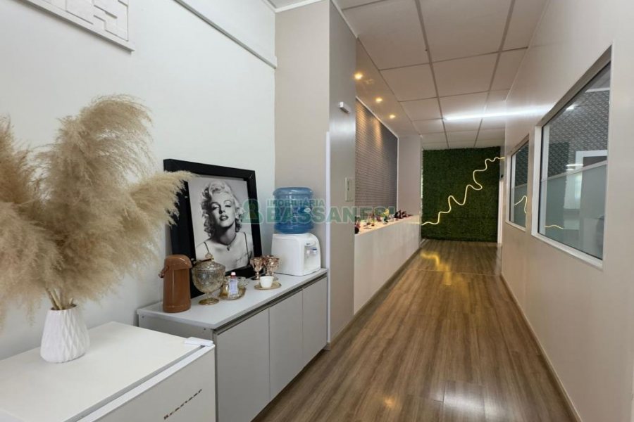 Loja Mobiliada com 298m², 1 vaga, no bairro Centro em Caxias do Sul para Comprar