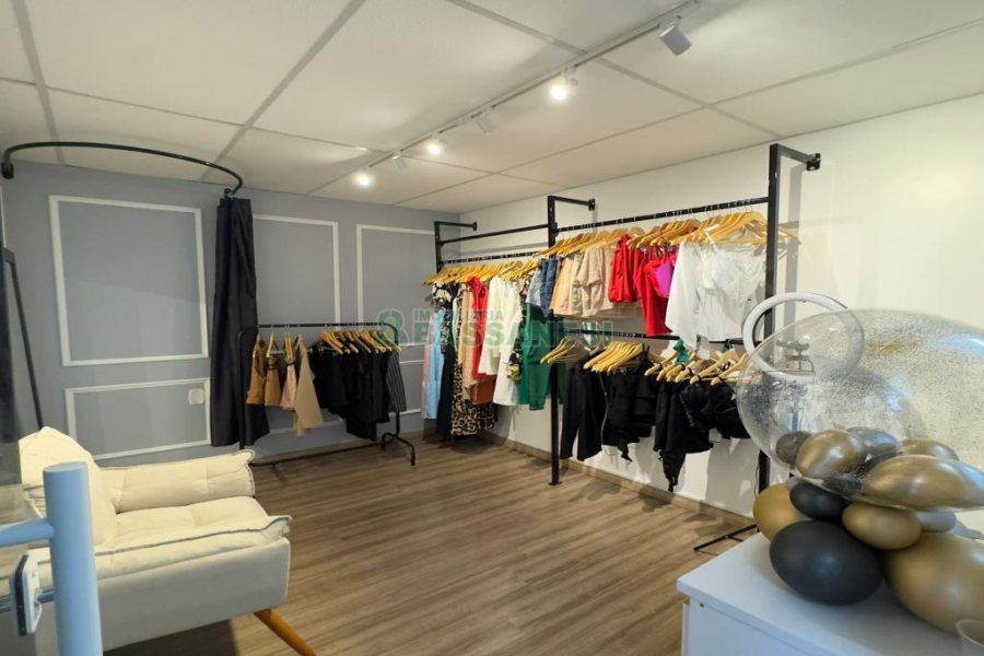 Loja Mobiliada com 298m², 1 vaga, no bairro Centro em Caxias do Sul para Comprar