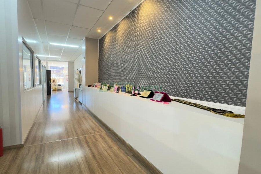 Loja Mobiliada com 298m², 1 vaga, no bairro Centro em Caxias do Sul para Comprar