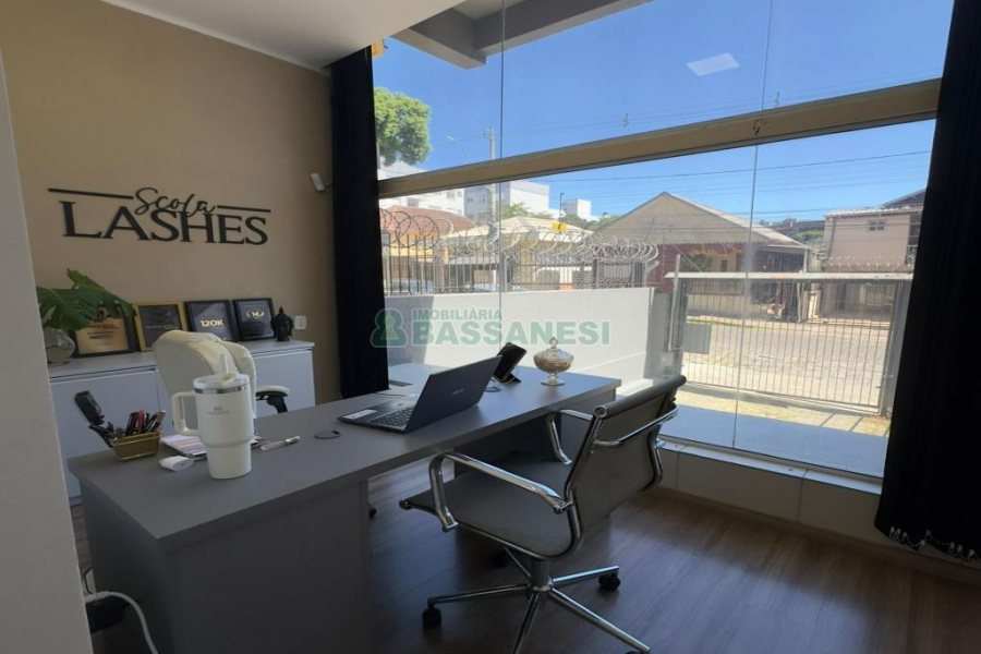 Loja Mobiliada com 298m², 1 vaga, no bairro Centro em Caxias do Sul para Comprar