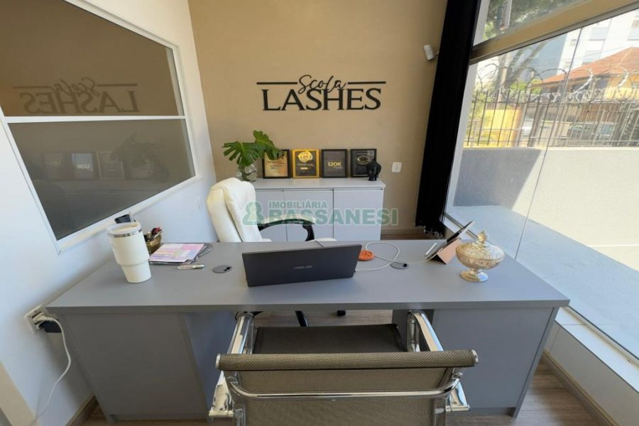 Loja Mobiliada com 298m², 1 vaga, no bairro Centro em Caxias do Sul para Comprar