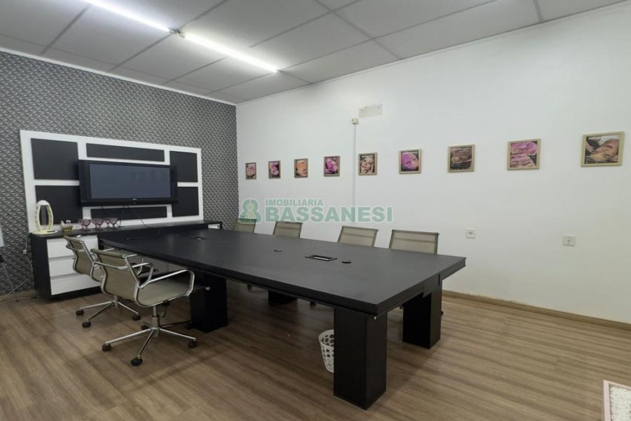 Loja Mobiliada com 298m², 1 vaga, no bairro Centro em Caxias do Sul para Comprar