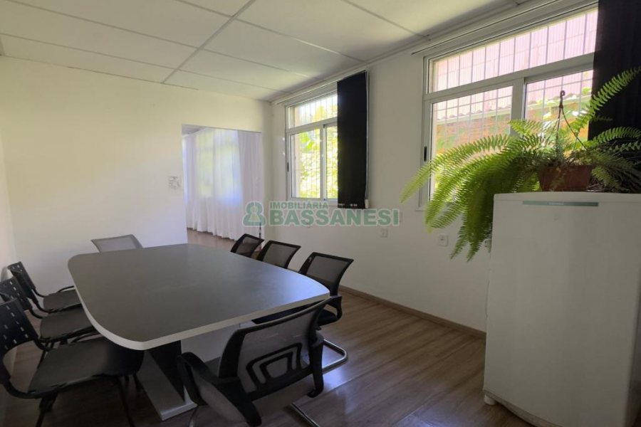 Loja Mobiliada com 298m², 1 vaga, no bairro Centro em Caxias do Sul para Comprar