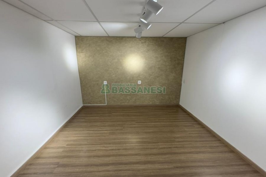 Loja Mobiliada com 298m², 1 vaga, no bairro Centro em Caxias do Sul para Comprar