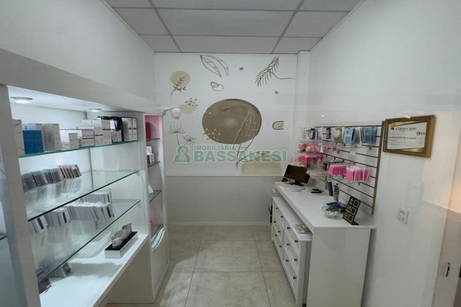 Loja Mobiliada com 298m², 1 vaga, no bairro Centro em Caxias do Sul para Comprar