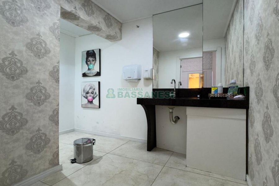 Loja Mobiliada com 298m², 1 vaga, no bairro Centro em Caxias do Sul para Comprar