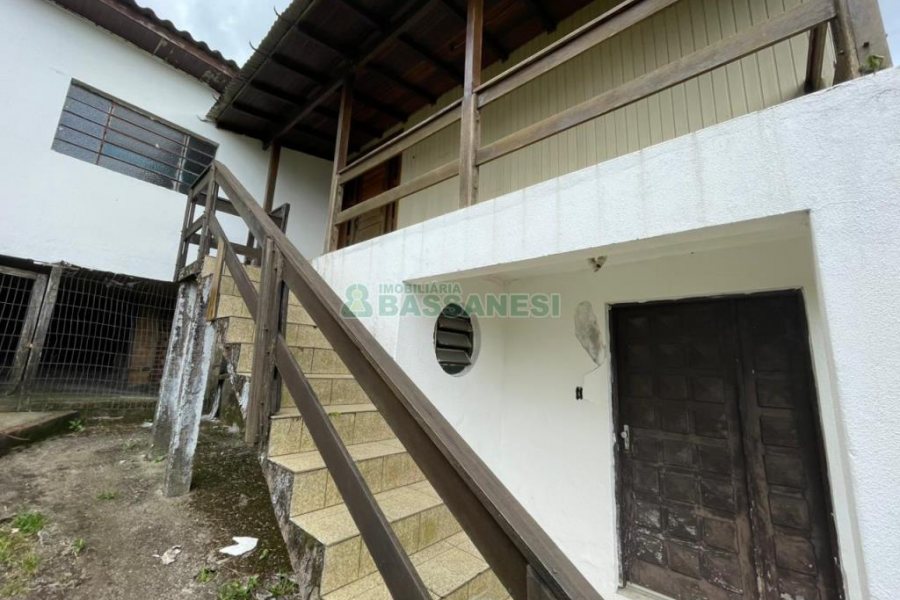 Casa com 160m², 2 dormitórios, 1 vaga, no bairro Rio Branco em Caxias do Sul para Comprar
