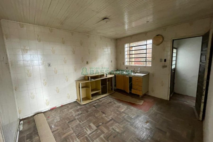 Casa com 160m², 2 dormitórios, 1 vaga, no bairro Rio Branco em Caxias do Sul para Comprar