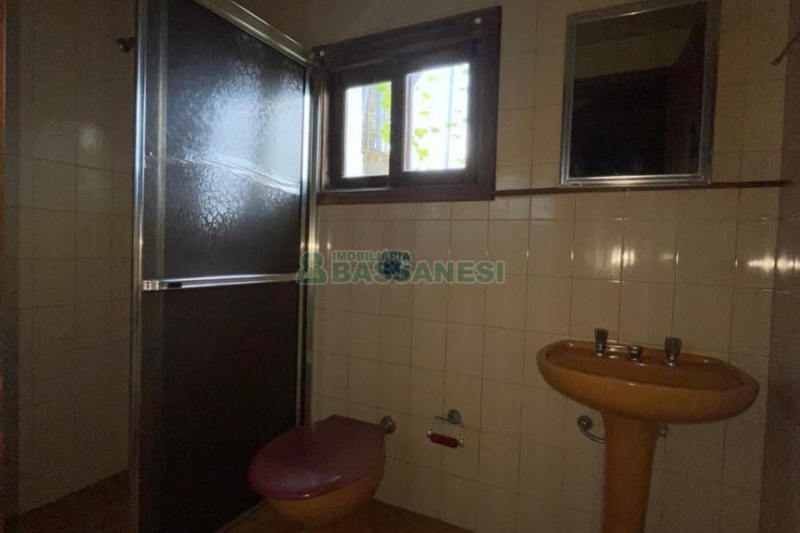 Casa com 160m², 2 dormitórios, 1 vaga, no bairro Rio Branco em Caxias do Sul para Comprar