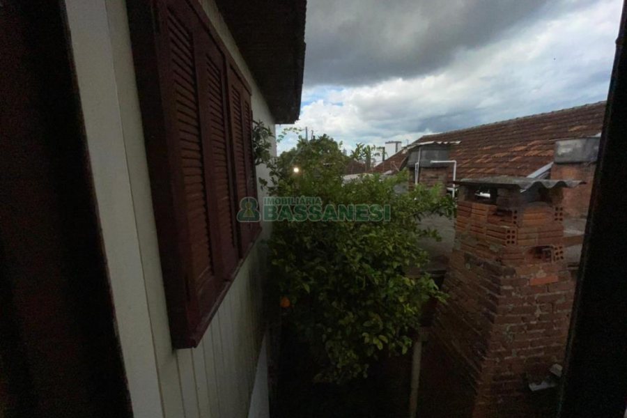 Casa com 160m², 2 dormitórios, 1 vaga, no bairro Rio Branco em Caxias do Sul para Comprar