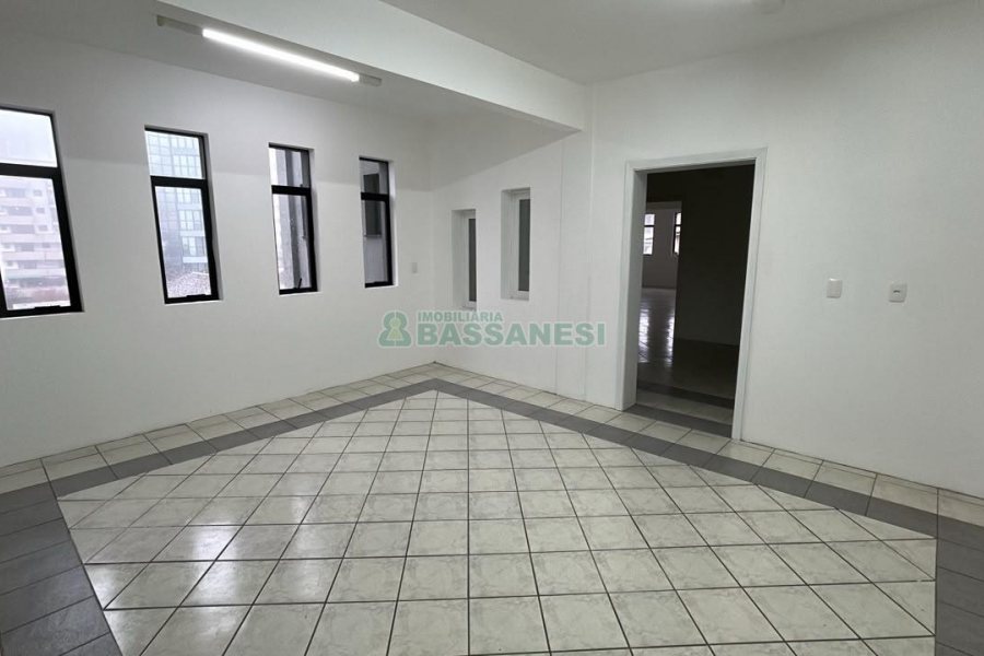 Predio com 1200m², 9 vagas, no bairro Centro em Caxias do Sul para Alugar