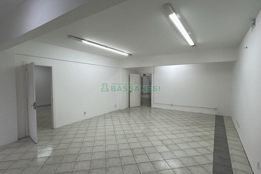 Predio com 1200m², 9 vagas, no bairro Centro em Caxias do Sul para Alugar