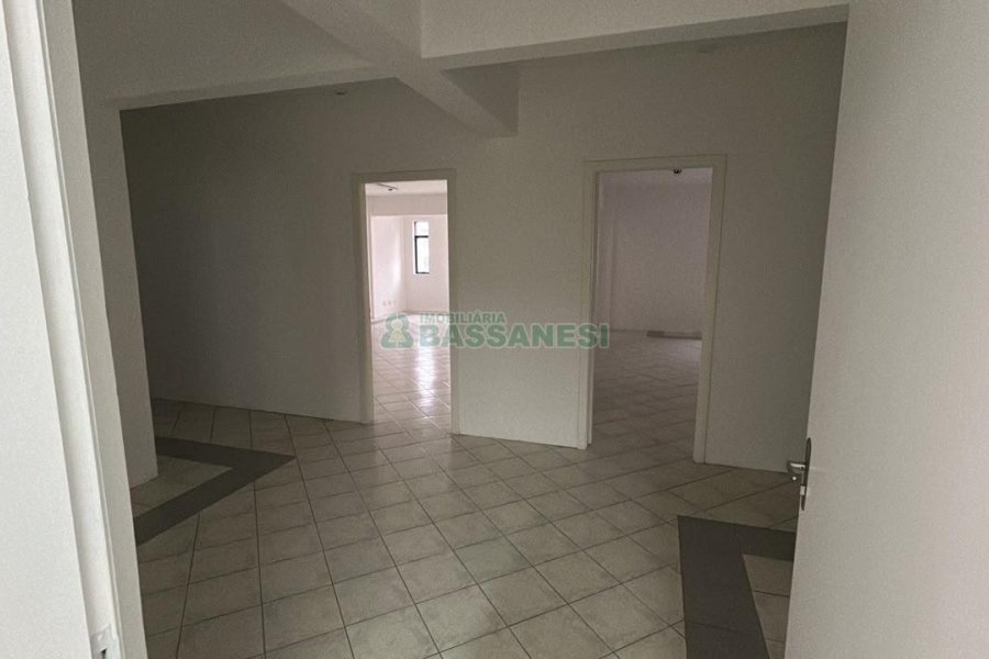 Predio com 1200m², 9 vagas, no bairro Centro em Caxias do Sul para Alugar