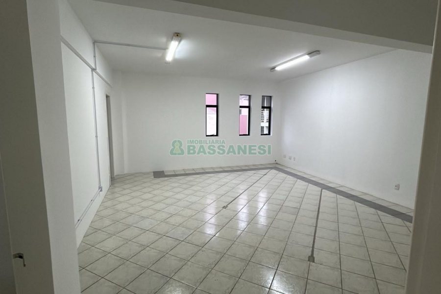 Predio com 1200m², 9 vagas, no bairro Centro em Caxias do Sul para Alugar