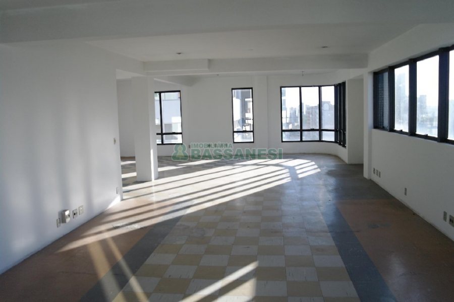 Sala com 110m², no bairro Centro em Caxias do Sul para Alugar