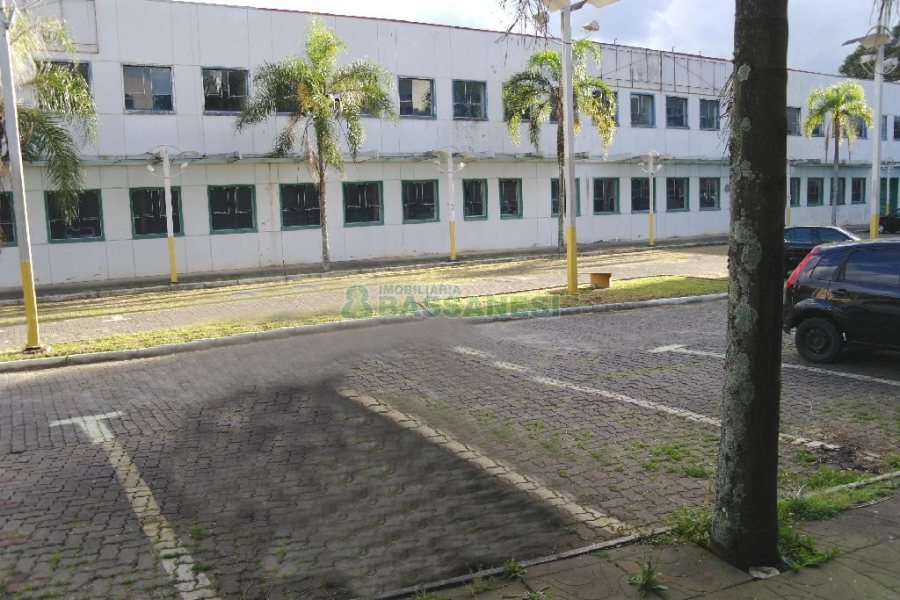 Loja com 675m², no bairro São Pelegrino em Caxias do Sul para Alugar