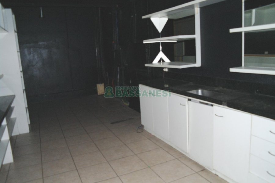 Loja com 675m², no bairro São Pelegrino em Caxias do Sul para Alugar