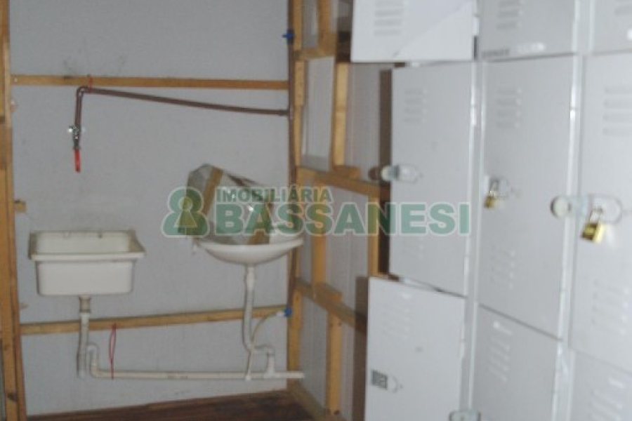 Loja com 675m², no bairro São Pelegrino em Caxias do Sul para Alugar