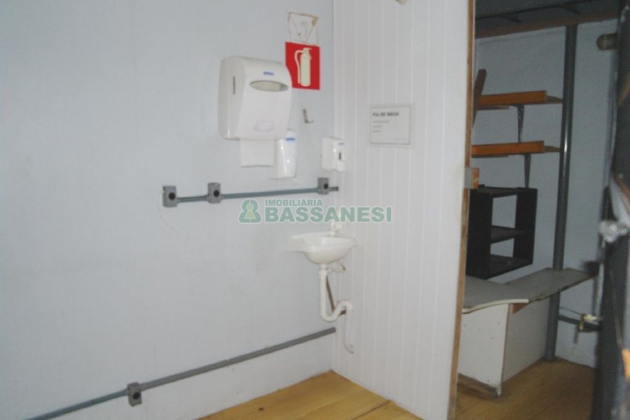 Loja com 675m², no bairro São Pelegrino em Caxias do Sul para Alugar