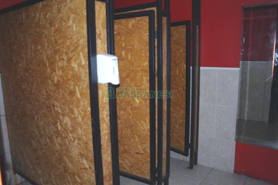 Loja com 675m², no bairro São Pelegrino em Caxias do Sul para Alugar