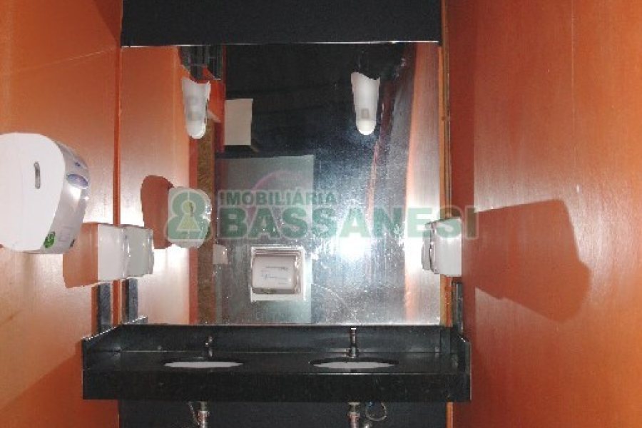 Loja com 675m², no bairro São Pelegrino em Caxias do Sul para Alugar