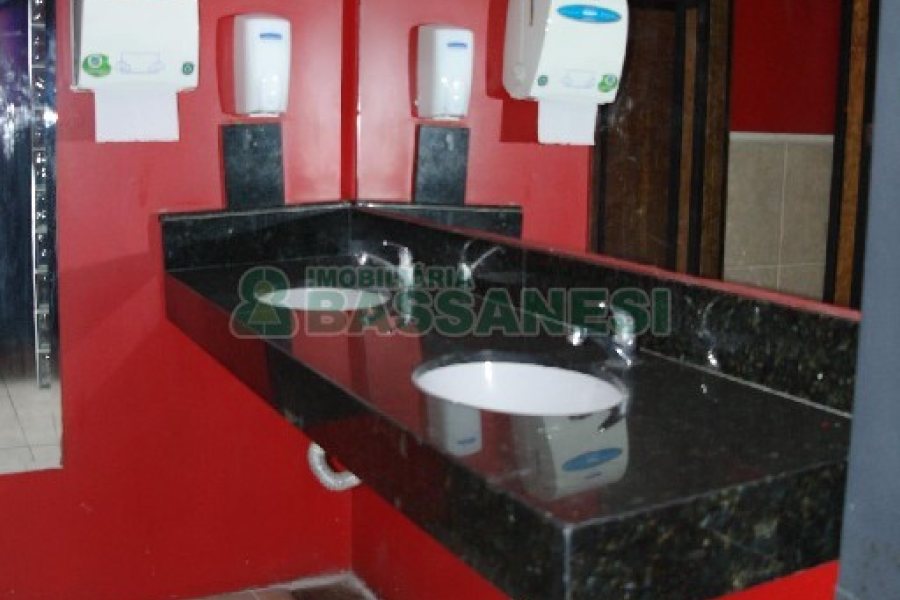 Loja com 675m², no bairro São Pelegrino em Caxias do Sul para Alugar