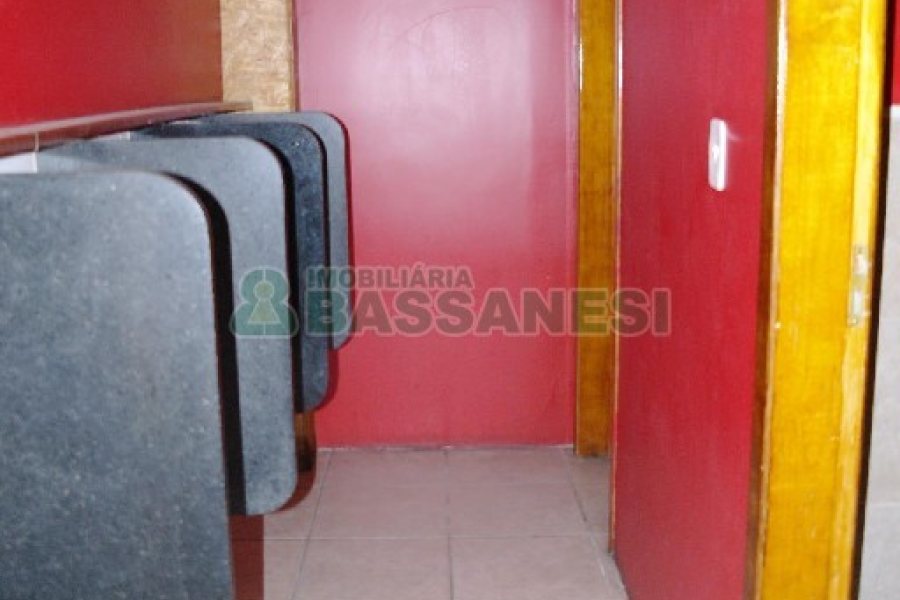 Loja com 675m², no bairro São Pelegrino em Caxias do Sul para Alugar