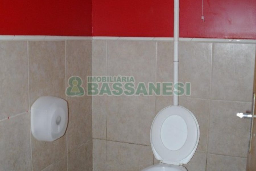 Loja com 675m², no bairro São Pelegrino em Caxias do Sul para Alugar