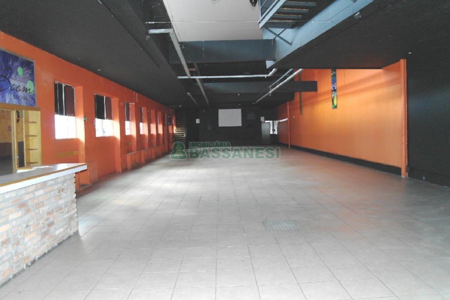 Loja com 675m², no bairro São Pelegrino em Caxias do Sul para Alugar