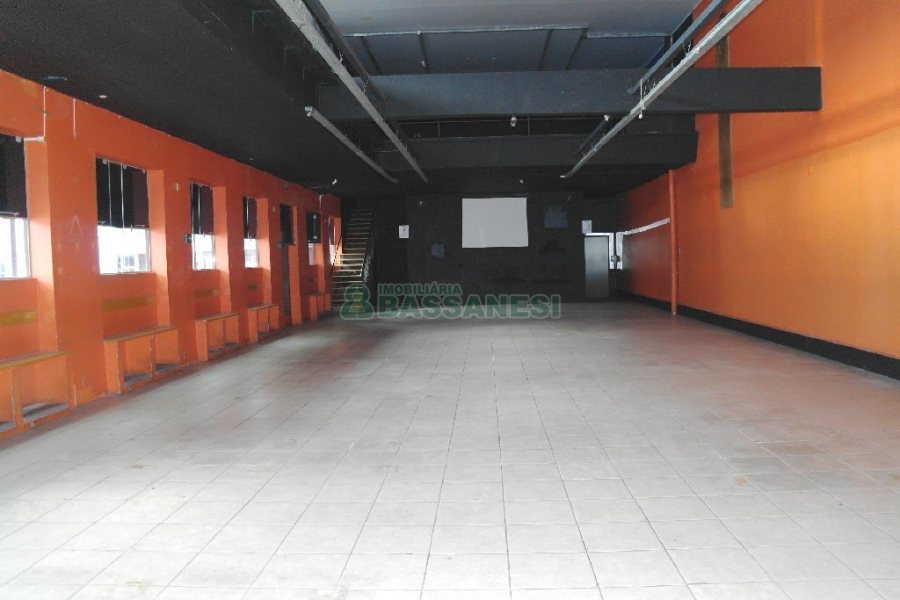 Loja com 675m², no bairro São Pelegrino em Caxias do Sul para Alugar