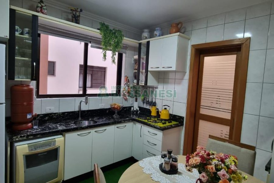 Apartamento com 85m², 2 dormitórios, 1 vaga, no bairro Centro em Caxias do Sul para Comprar