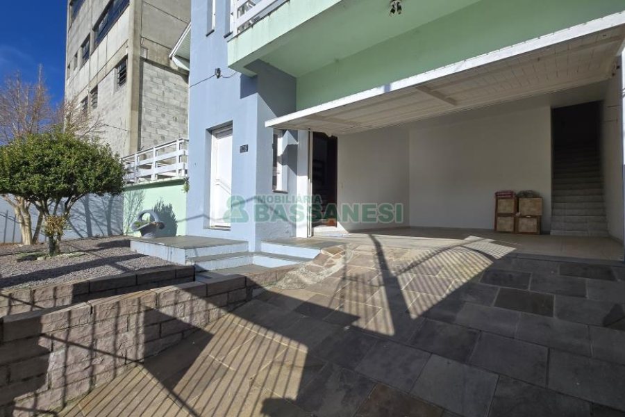 Casa com 265m², 4 dormitórios, 2 vagas, no bairro Sanvitto em Caxias do Sul para Comprar