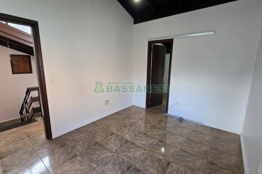 Casa com 265m², 4 dormitórios, 2 vagas, no bairro Sanvitto em Caxias do Sul para Comprar