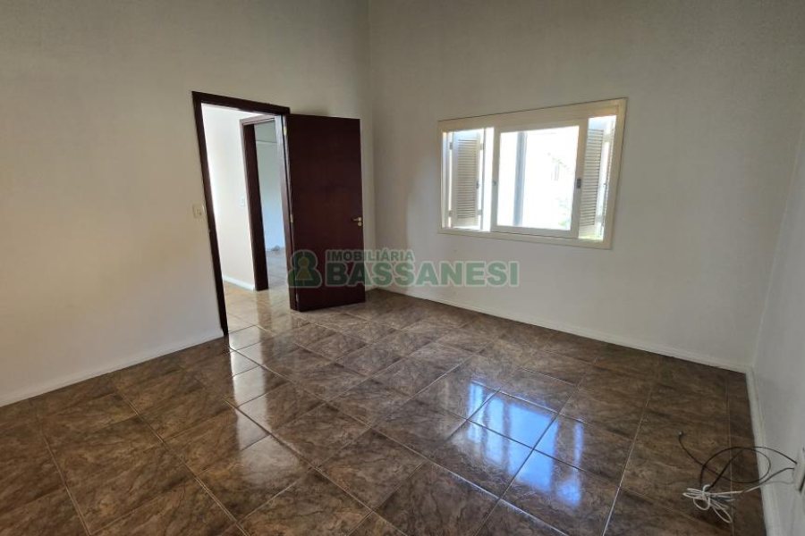 Casa com 265m², 4 dormitórios, 2 vagas, no bairro Sanvitto em Caxias do Sul para Comprar