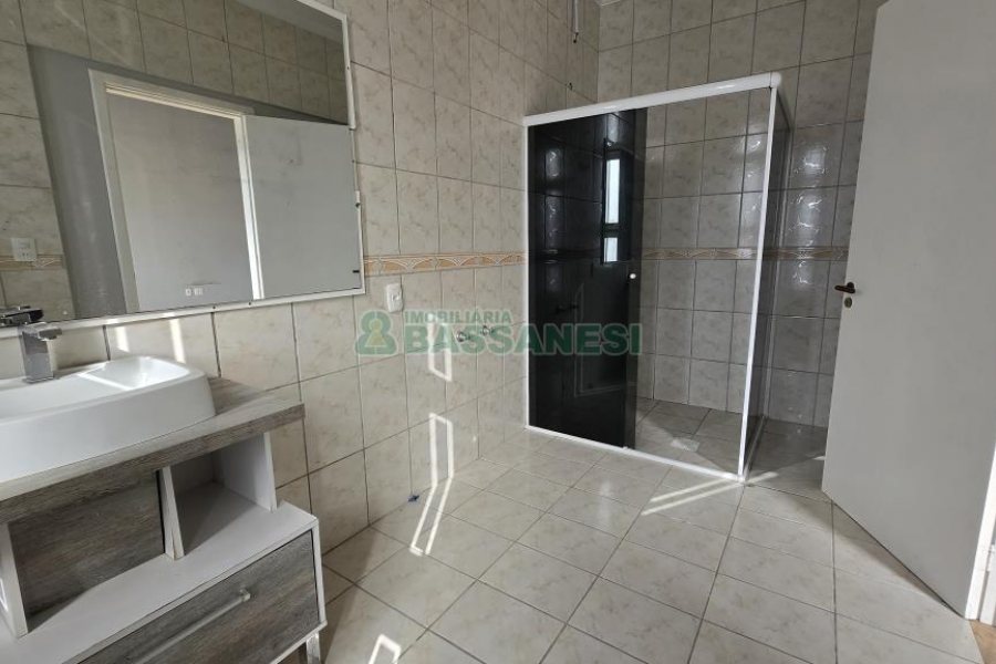 Casa com 265m², 4 dormitórios, 2 vagas, no bairro Sanvitto em Caxias do Sul para Comprar