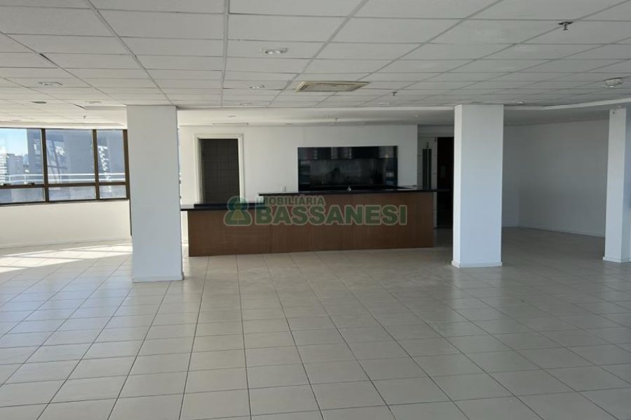 Sala com 380m², 2 vagas, no bairro Sanvitto em Caxias do Sul para Alugar ou Comprar