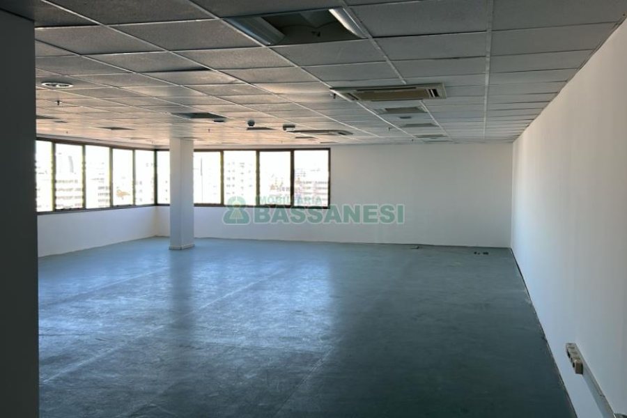 Sala com 380m², 2 vagas, no bairro Sanvitto em Caxias do Sul para Alugar ou Comprar