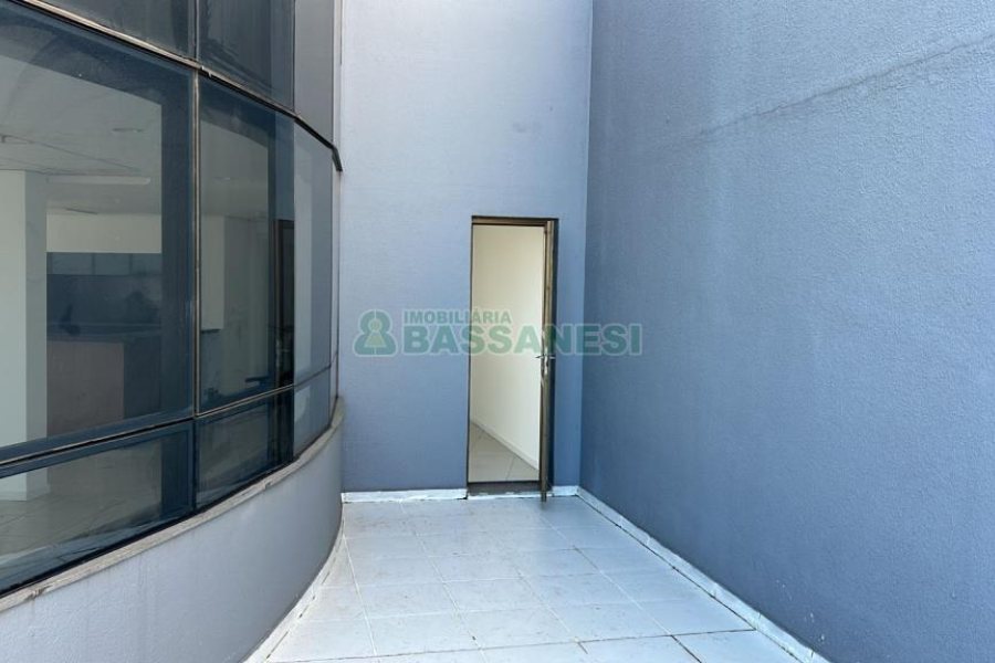 Sala com 380m², 2 vagas, no bairro Sanvitto em Caxias do Sul para Alugar ou Comprar