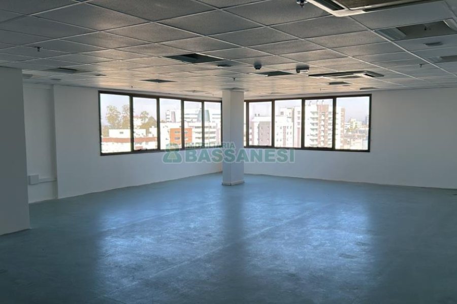 Sala com 380m², 2 vagas, no bairro Sanvitto em Caxias do Sul para Alugar ou Comprar
