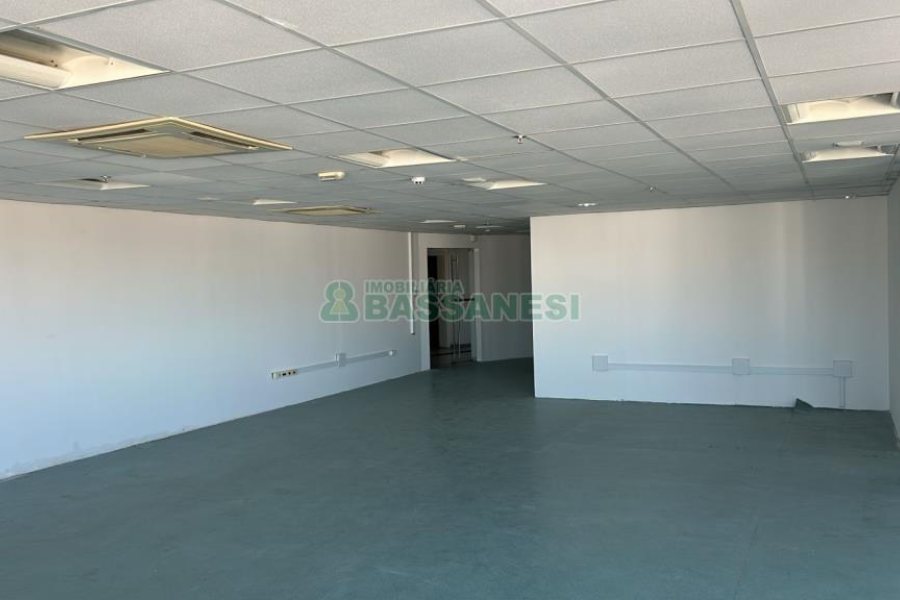 Sala com 380m², 2 vagas, no bairro Sanvitto em Caxias do Sul para Alugar ou Comprar